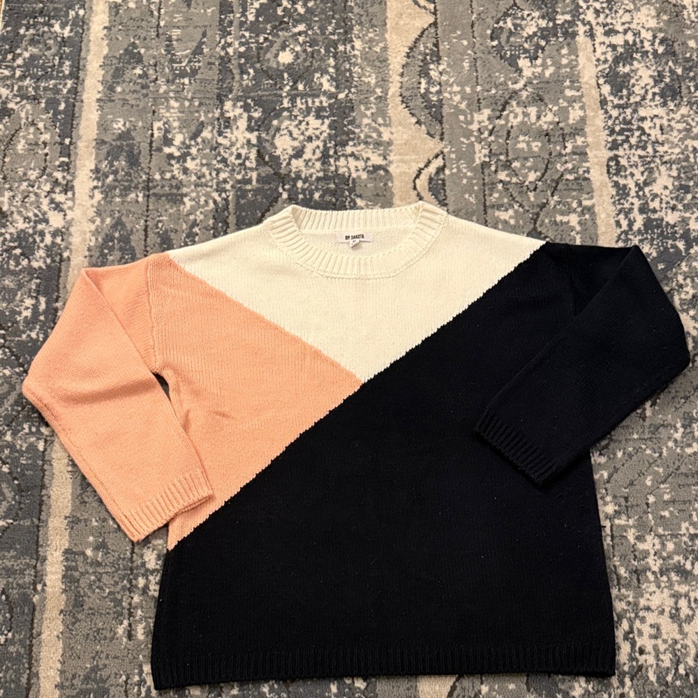 BB Dakota Diagonal Colorblock Crewneck Sweater in Peach, Cream & Navy